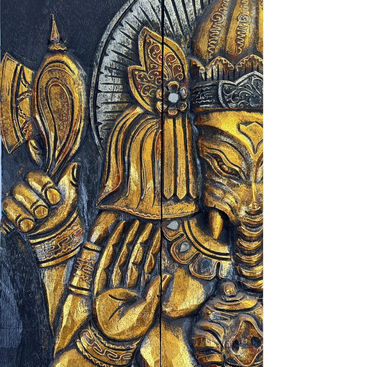 Detail van bovenlichaam en attributen van vierarmige Ganesha op houten drieluik