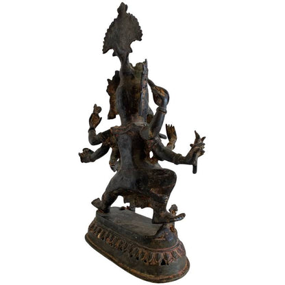 Detail van armen en rituele attributen van een antiek bronzen Ganesha-beeld