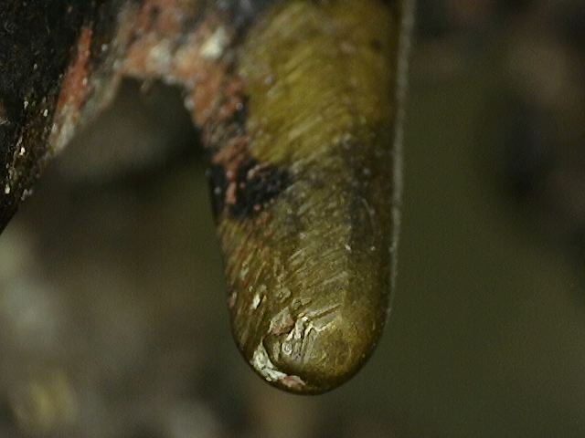 Gelaagde patinastructuur zichtbaar onder de microscoop op Ganesha-beeld