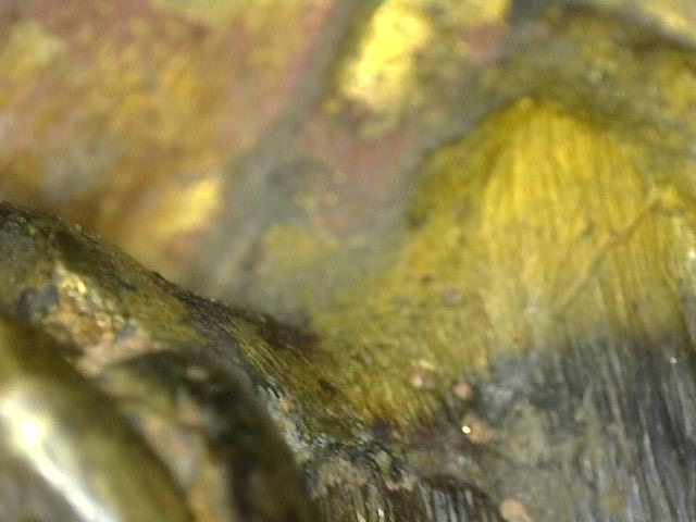Microscoopbeeld van natuurlijke oppervlakverwering op antiek bronzen Ganesha