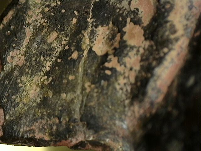 Microscopische patina-opbouw met cuprit en oxidatie op Ganesha-beeld