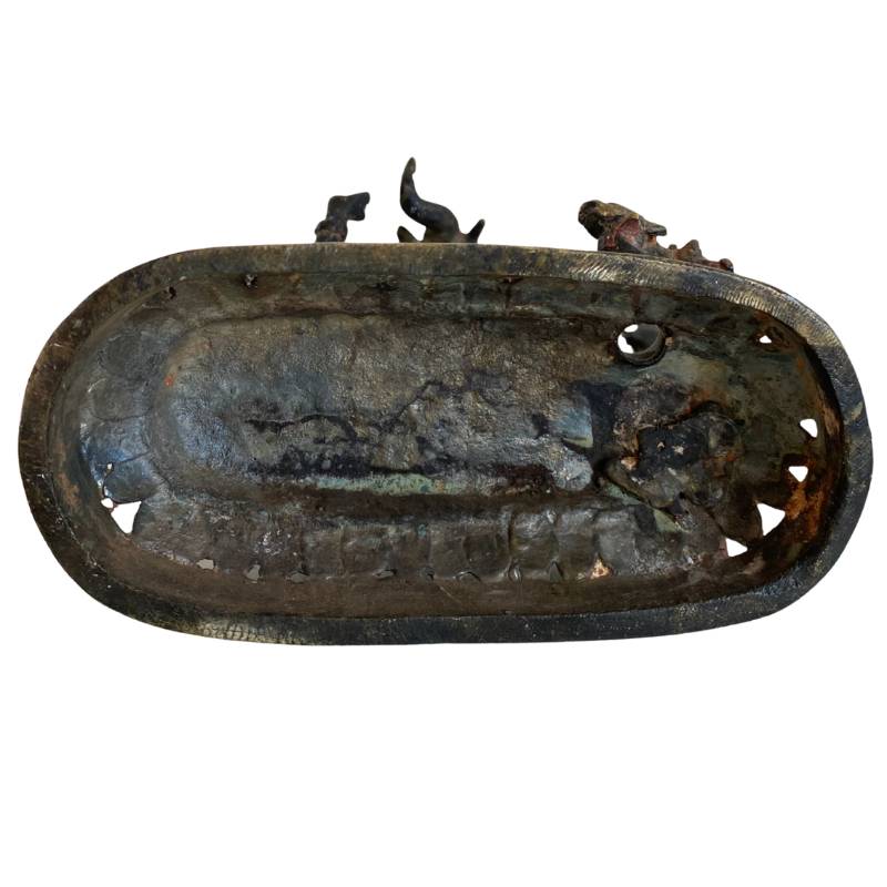 Rituele slijtage zichtbaar op een antiek bronzen Ganesha-tempelbeeld