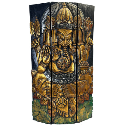 Schuin aanzicht van houten Ganesha drieluik met drie scharnierende panelen