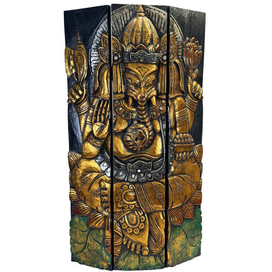 Schuin aanzicht van houten Ganesha drieluik met drie scharnierende panelen
