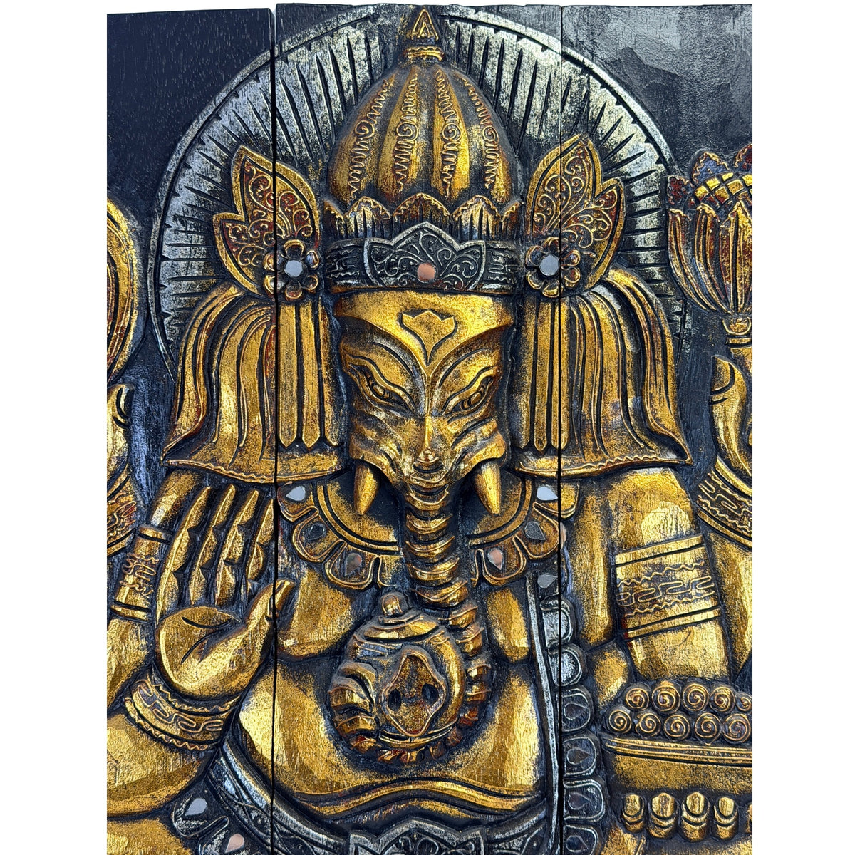 Detail van Ganesha met olifantenhoofd, kroon en goudkleurige afwerking