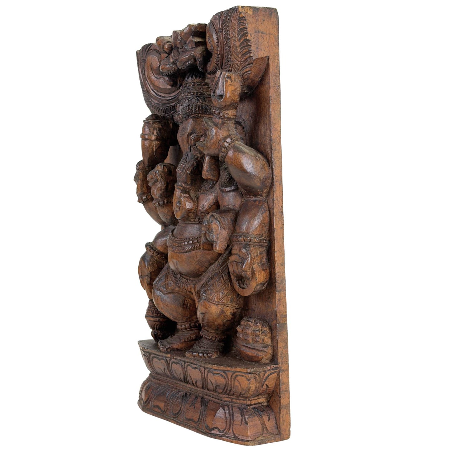 Traditionele Indiase tempelkunst met Ganesha in gesneden hout