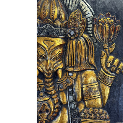 Detail van Ganesha met een lotus in de bovenste linkerhand, een schaal daaronder en goudkleurige decoratie.