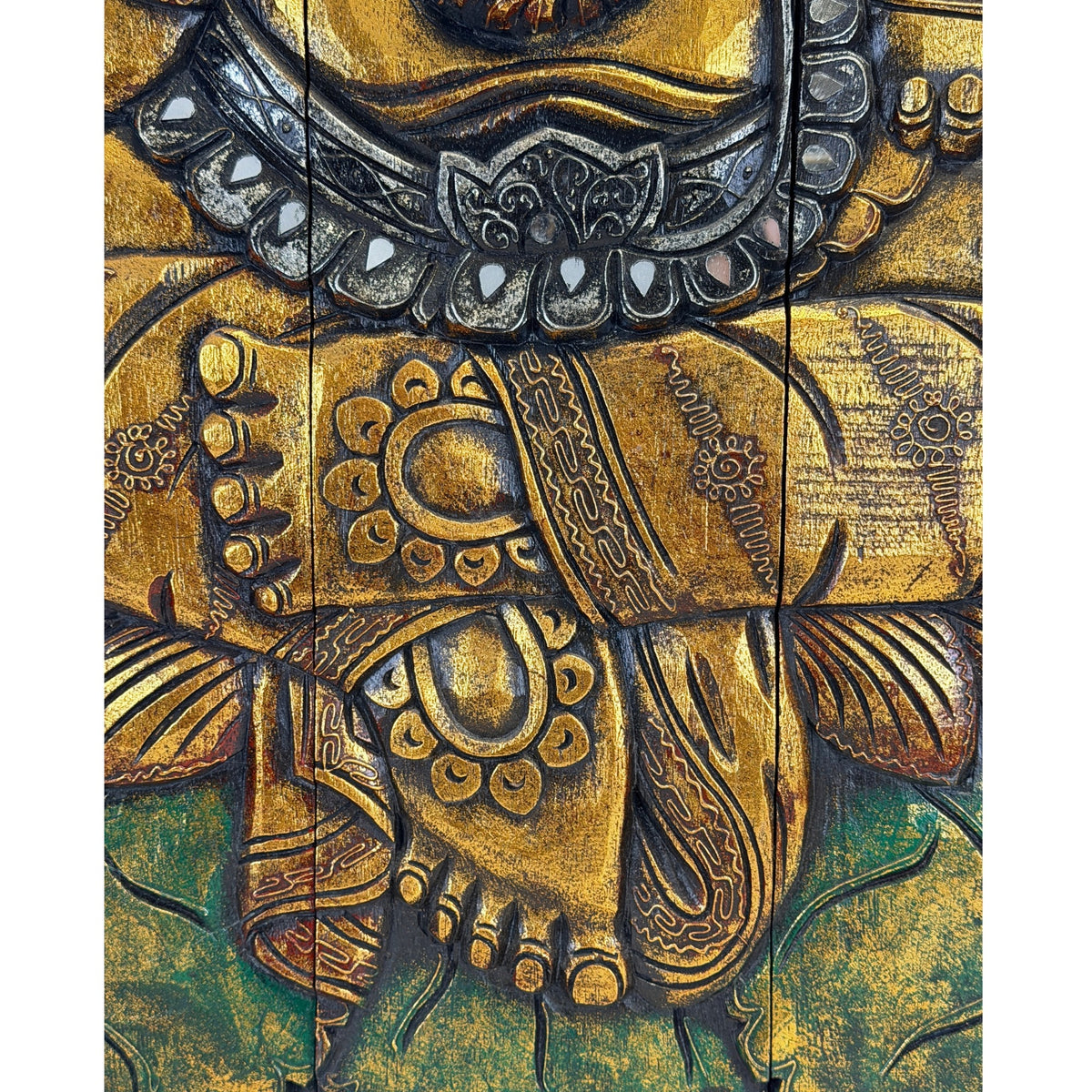 Detail van voeten en lotuszetel van Thaise houten Ganesha reliëf