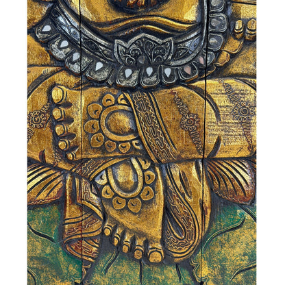 Detail van voeten en lotuszetel van Thaise houten Ganesha reliëf