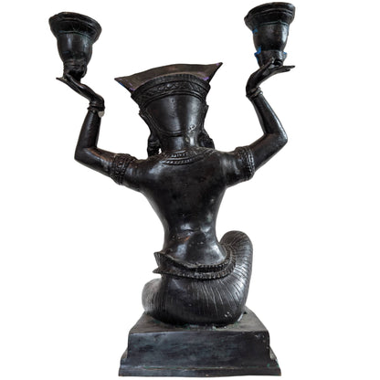 Detail van het gedetailleerde headdress op een bronzen Yakshi