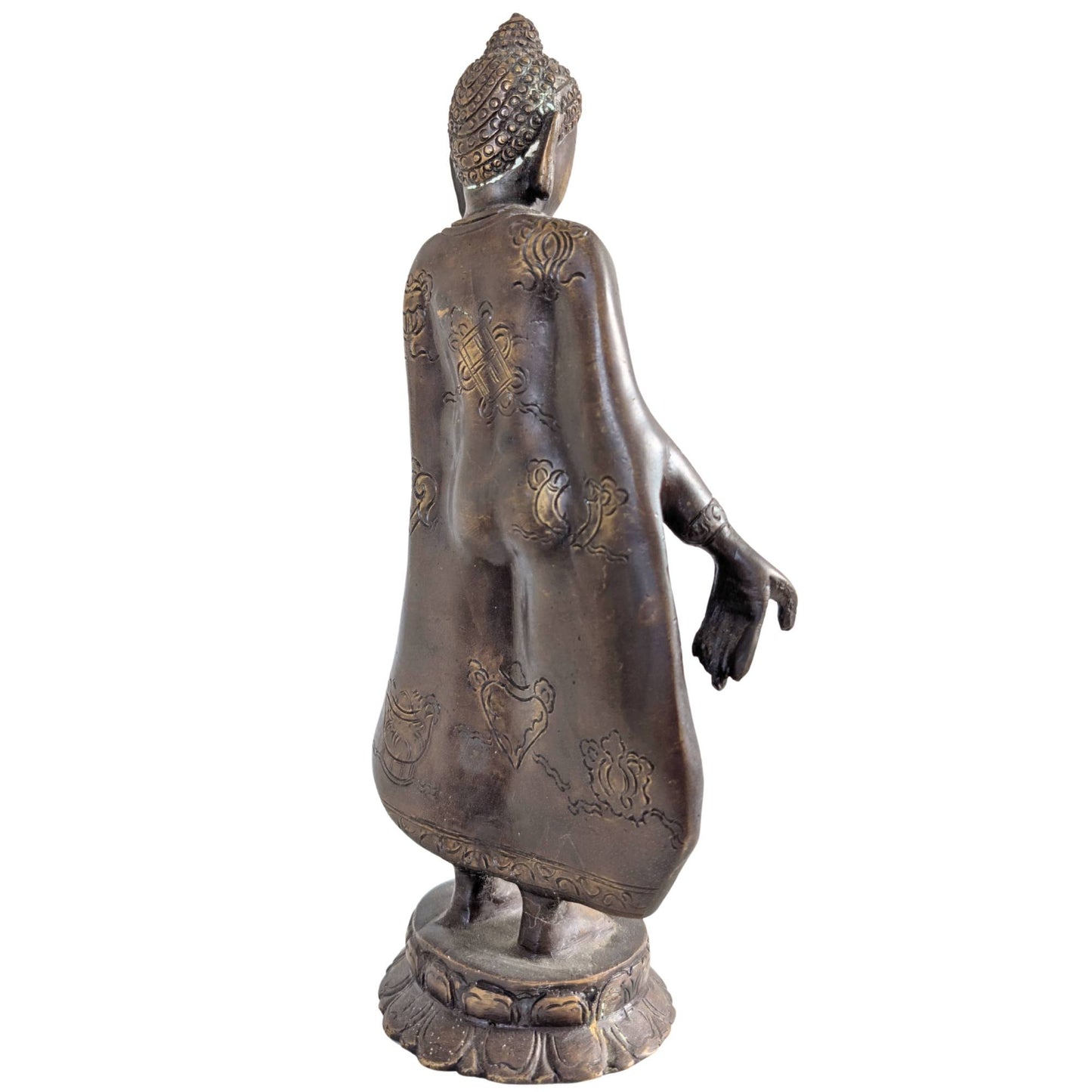 Rijke symbolische gravures op de rugzijde van het bronzen Boeddha beeld.