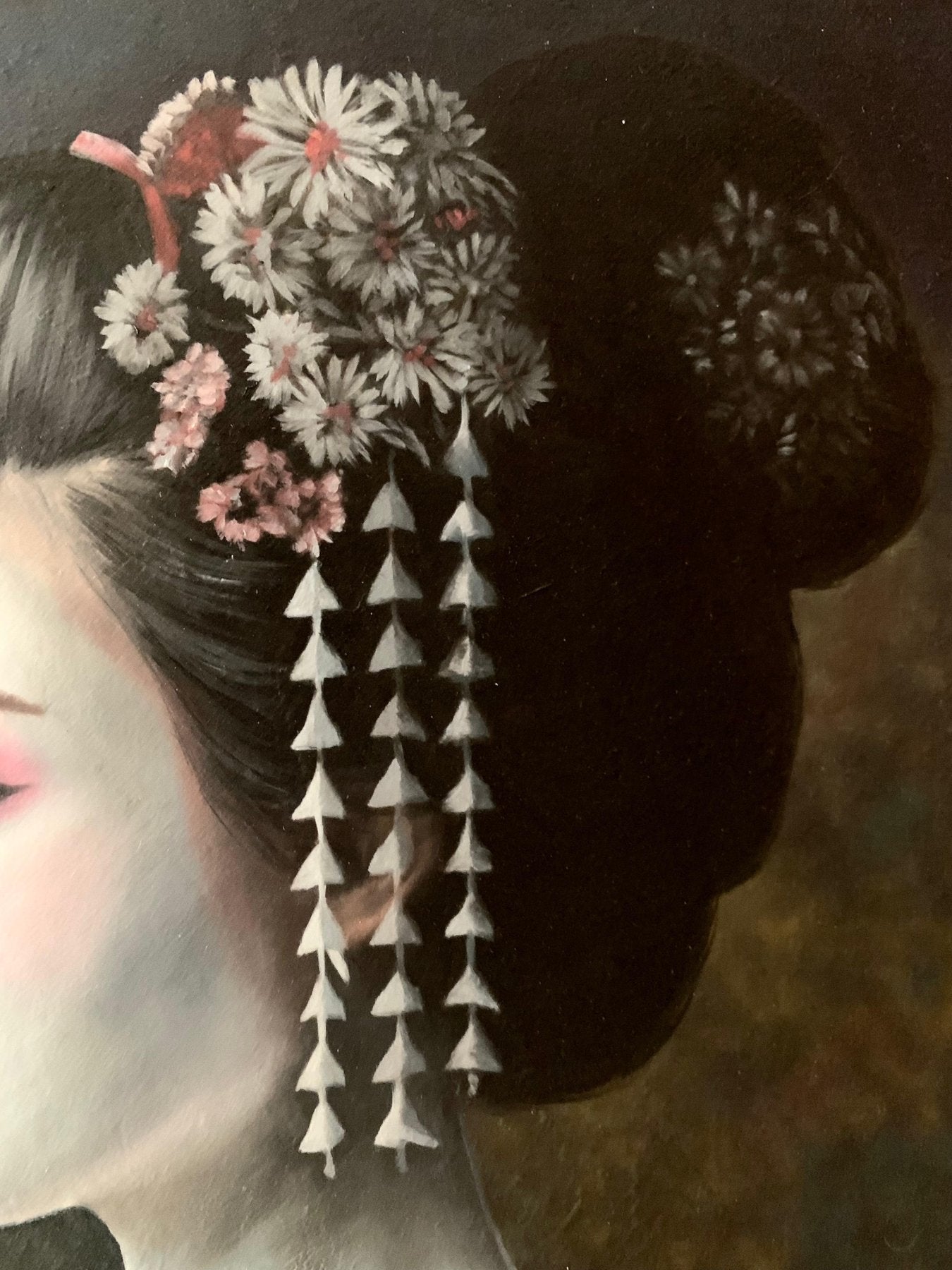 Close-up van de Japanse haardecoratie met madeliefjes en kanzashi door een Spaanse meester.