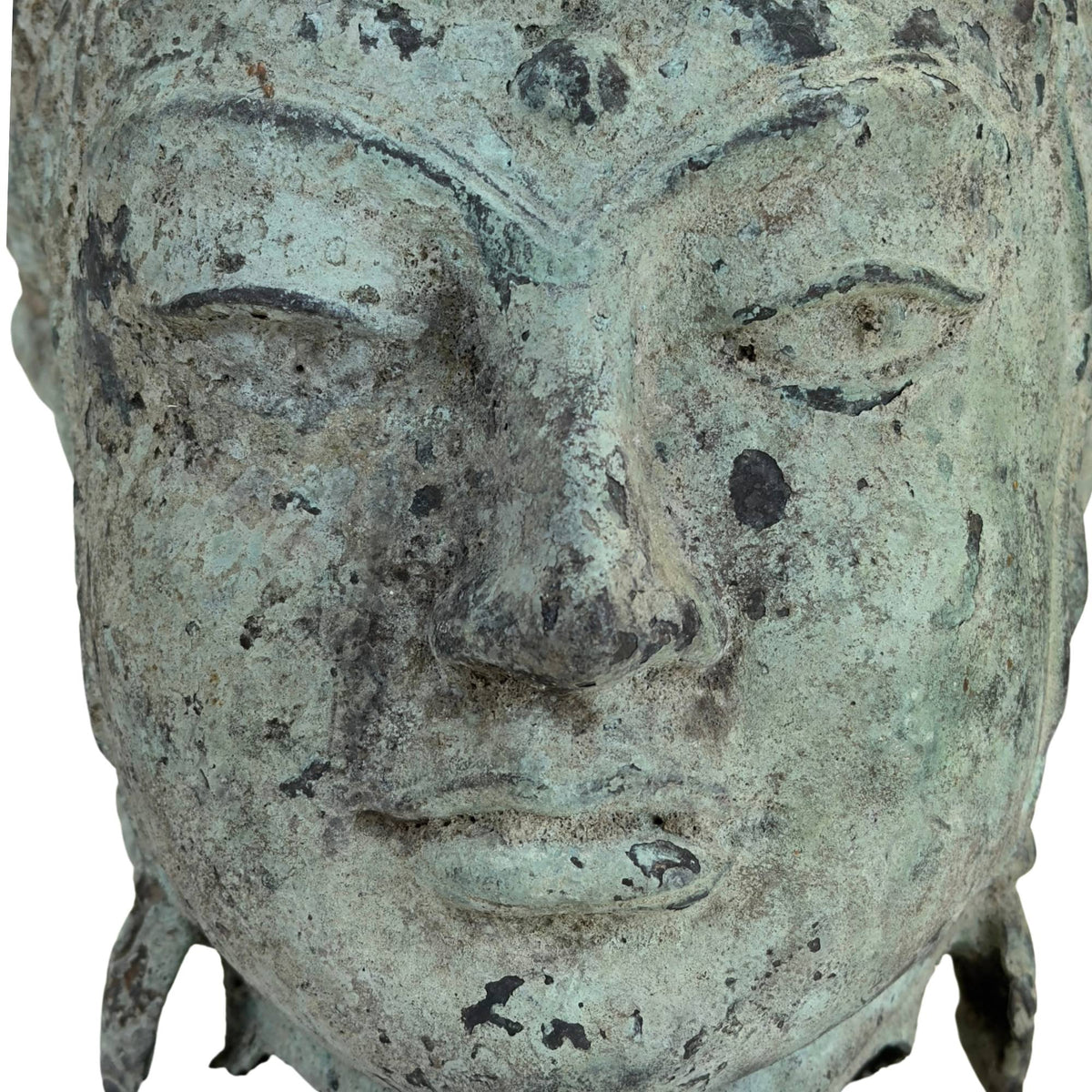 Hoofdfragment van een gekroonde godheid vermoedelijk Vishnu uit Java