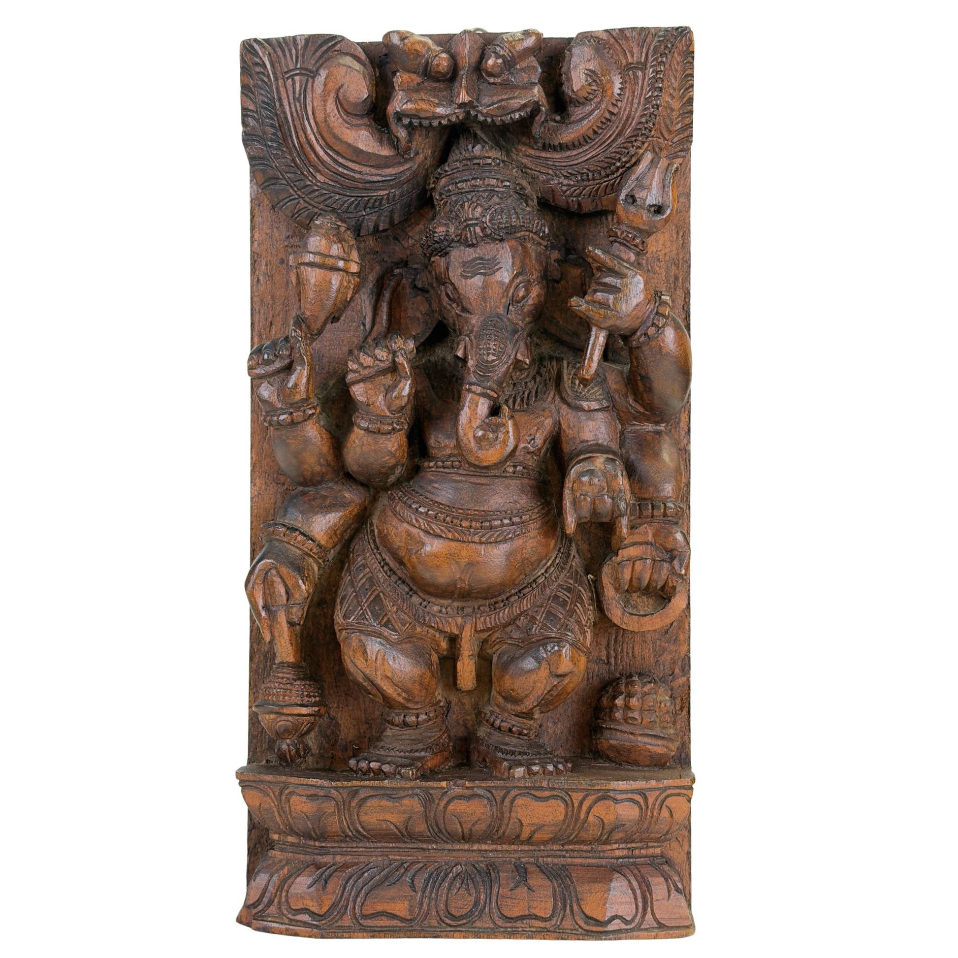Gesneden houten paneel met Ganesha uit India met traditionele hindoeïstische iconografie
