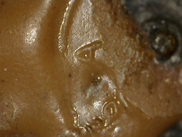 Gestempelde lakmarkering op het hoofd van een Chinees bronzen Boeddhabeeld