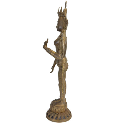 Achteraanzicht van een antieke bronzen Groene Tara met rijk gegraveerde dhoti en vuurvergulding.