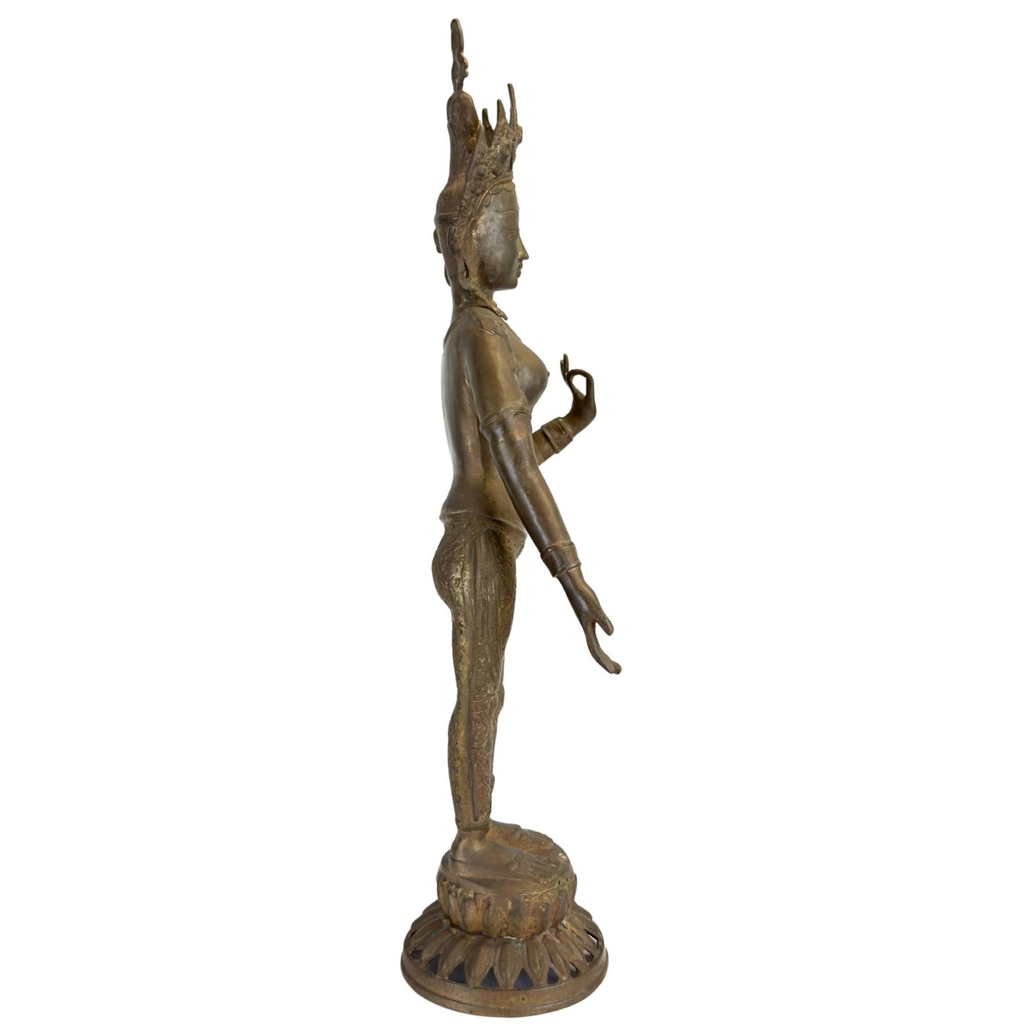 Linker profiel van een antieke bronzen Groene Tara uit Nepal op lotusbasis.