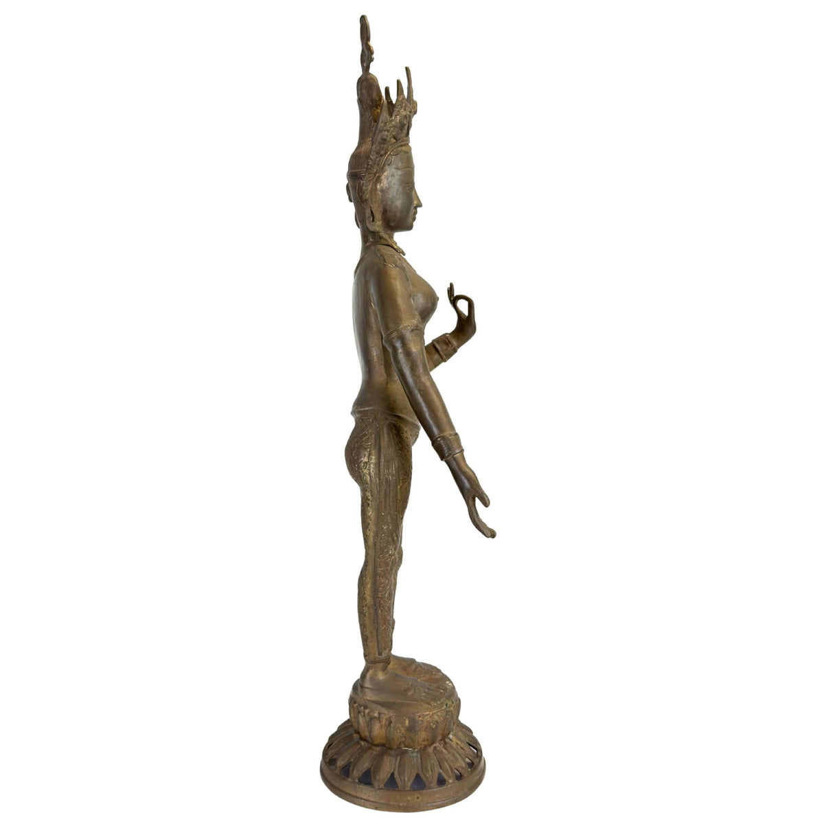 Linker profiel van een antieke bronzen Groene Tara uit Nepal op lotusbasis.
