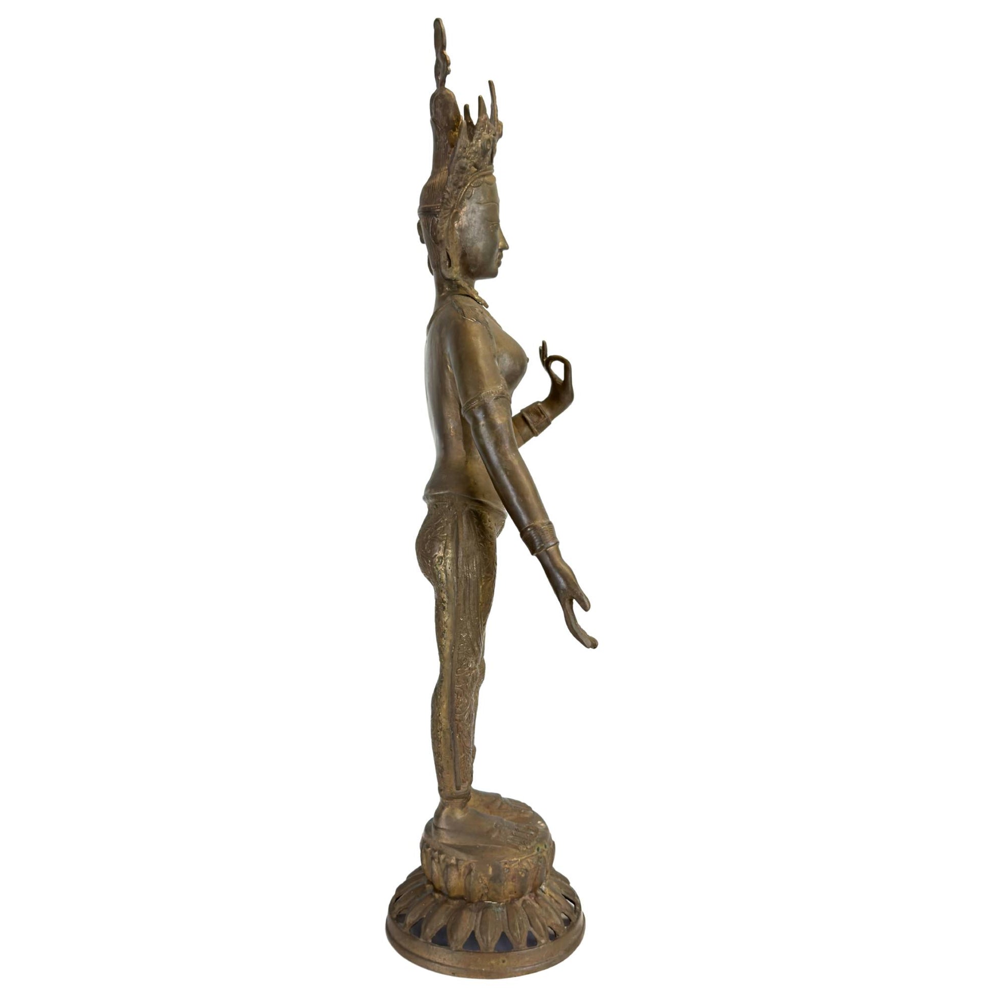 Linker profiel van een antieke bronzen Groene Tara uit Nepal op lotusbasis.