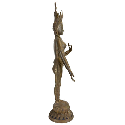 Linker profiel van een antieke bronzen Groene Tara uit Nepal op lotusbasis.