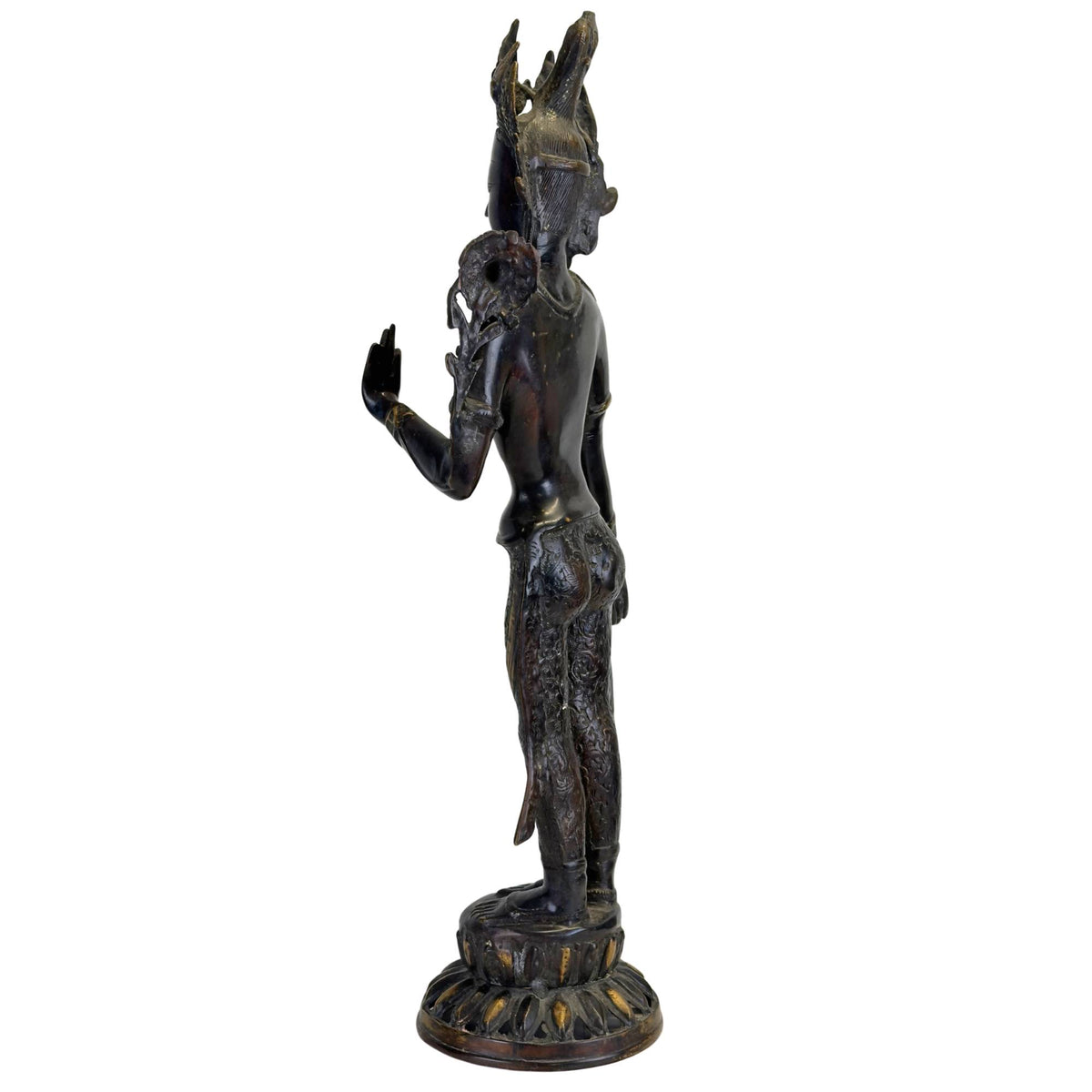 Schuin achteraanzicht van een antieke bronzen Groene Tara uit Nepal met opengewerkte kroon, lotusstengel, zwarte Newar-patina en vuurvergulde accenten.