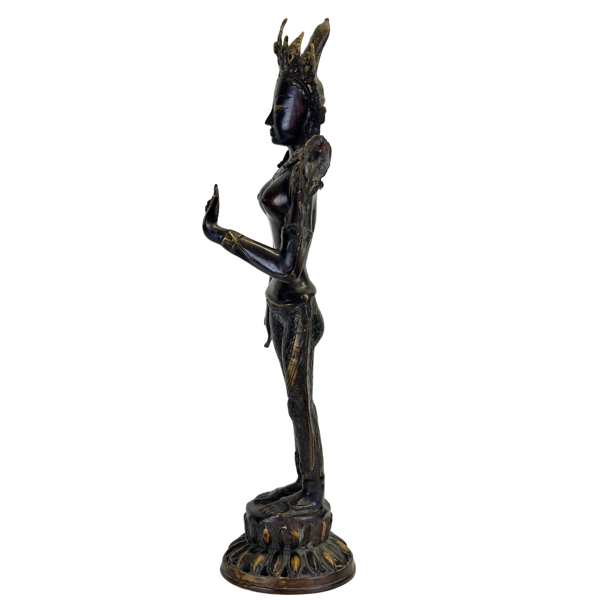 Zijaanzicht van een antieke bronzen Groene Tara uit Nepal met elegante tribhanga-houding, zwarte Newar-patina en vuurvergulde details.