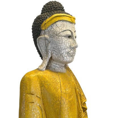 Driekwart zijaanzicht van het Boeddhabeeld in Mandalay-stijl, met focus op het serene gelaat, de gedetailleerde craquelé-laklaag en het Boeddha-kapsel.