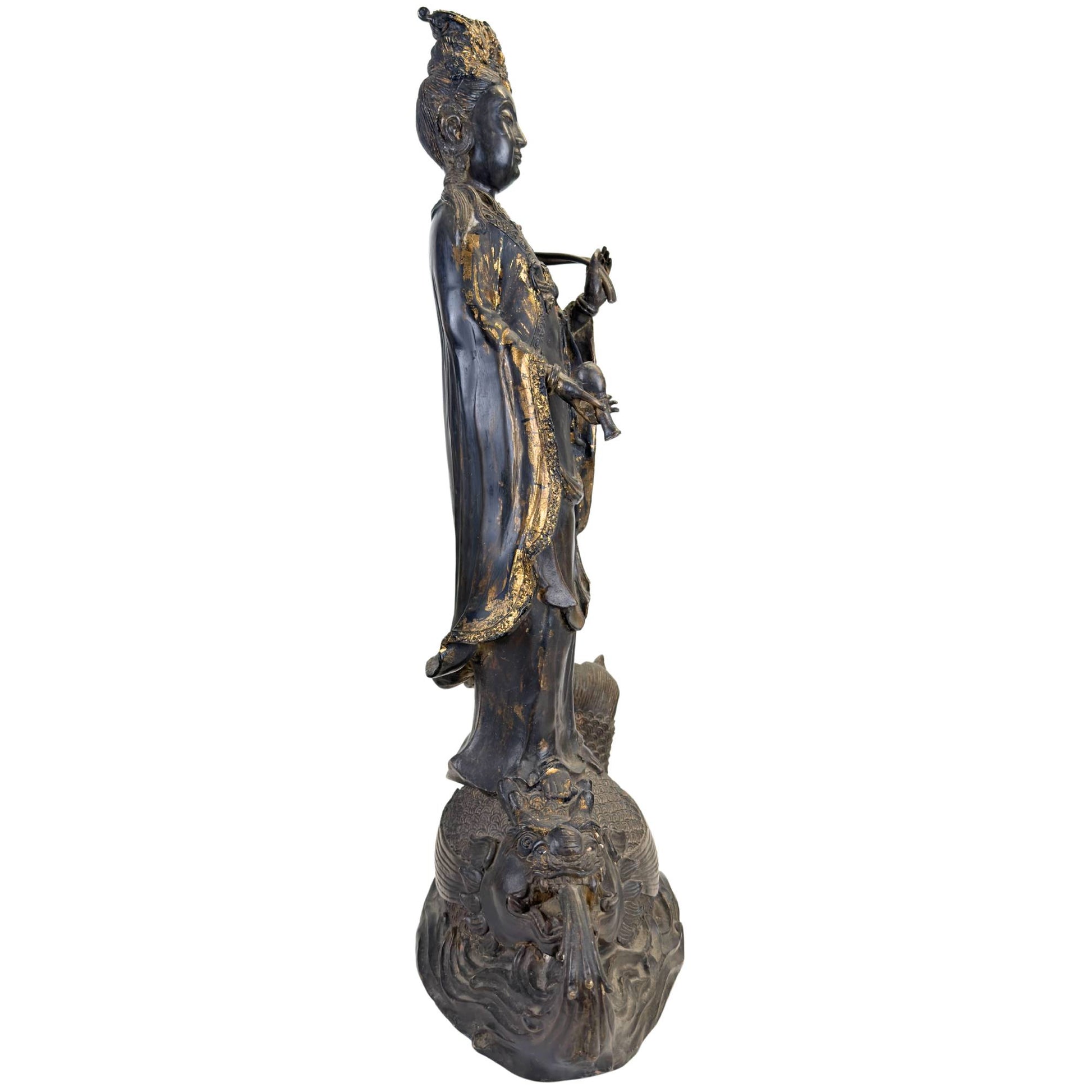 Groot Guanyin beeld met draakvis en gesneden watermotieven, 64 cm hoog en 16 kg zwaar