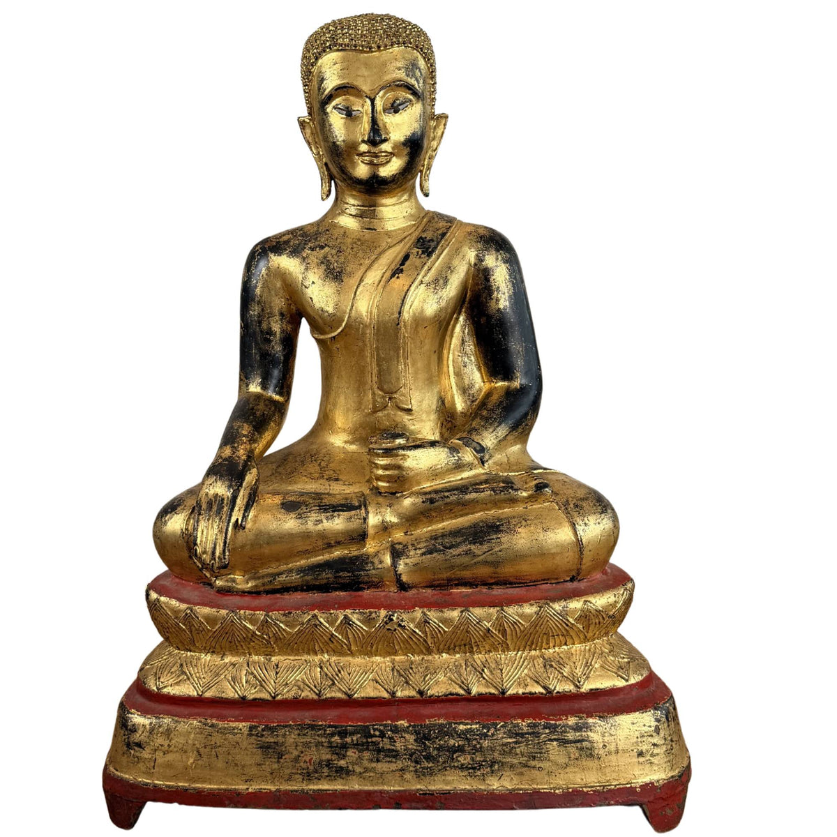 Groot verguld houten Boeddhabeeld uit Birma met ingelegde ogen, rode lakbasis en meditatieve uitstraling voor altaar of interieur