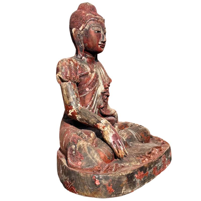 Grote houten Boeddha uit Birma met tempeluitstraling
