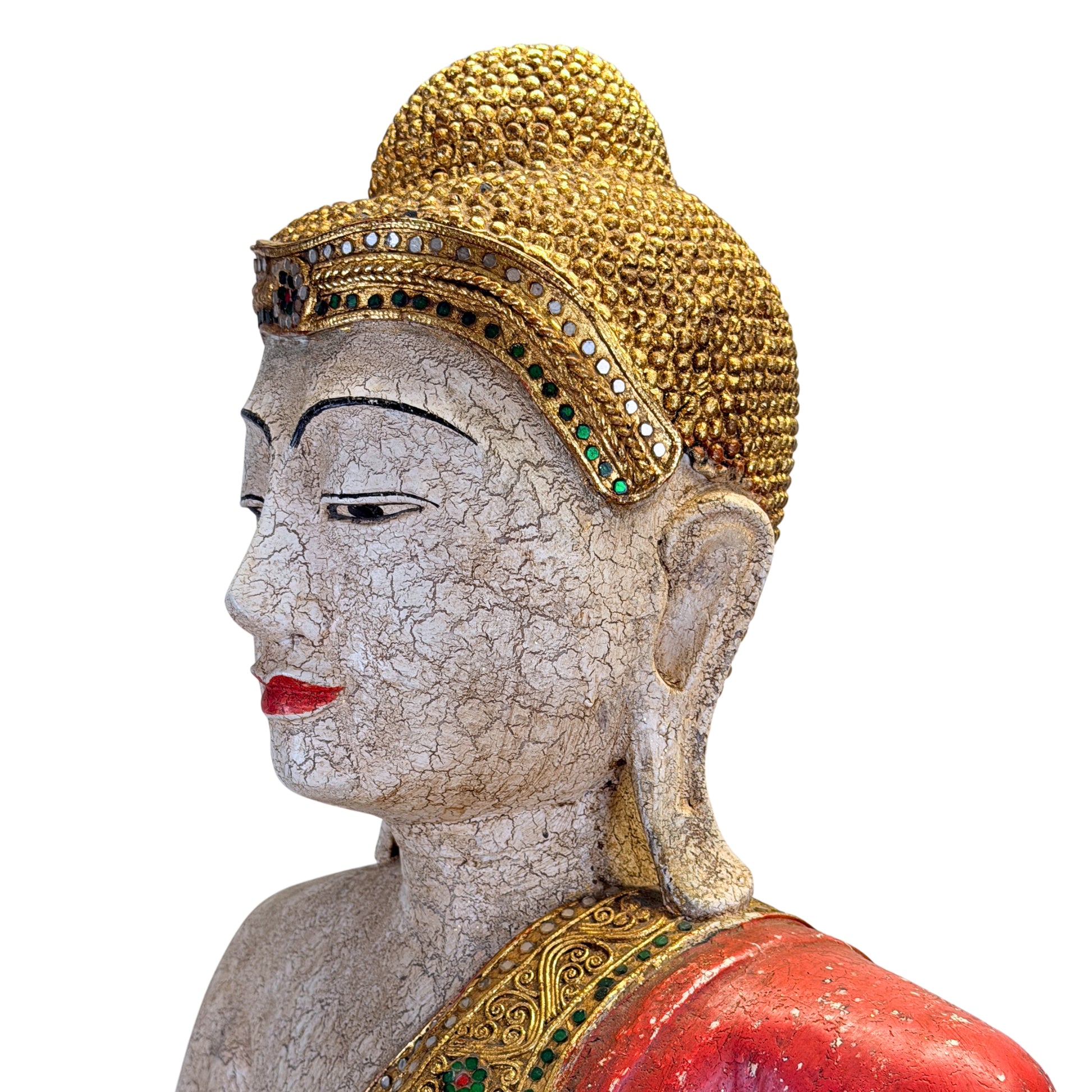 Grote Boeddha uit Myanmar met traditionele gouddecoratie