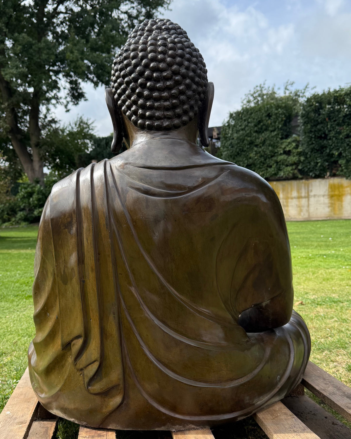 Grote Japanse bronzen Boeddha als blikvanger in tuin en buitenruimte