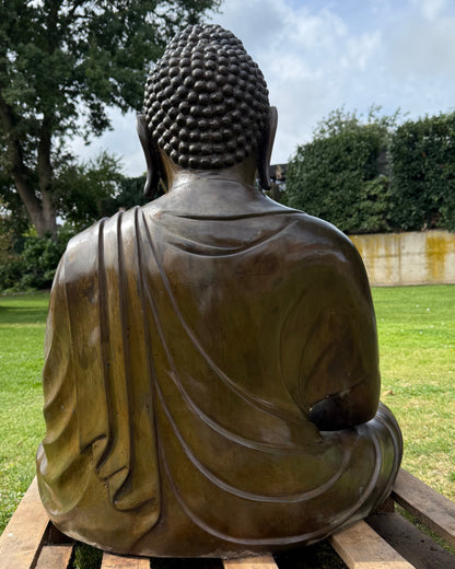 Grote Japanse bronzen Boeddha als blikvanger in tuin en buitenruimte