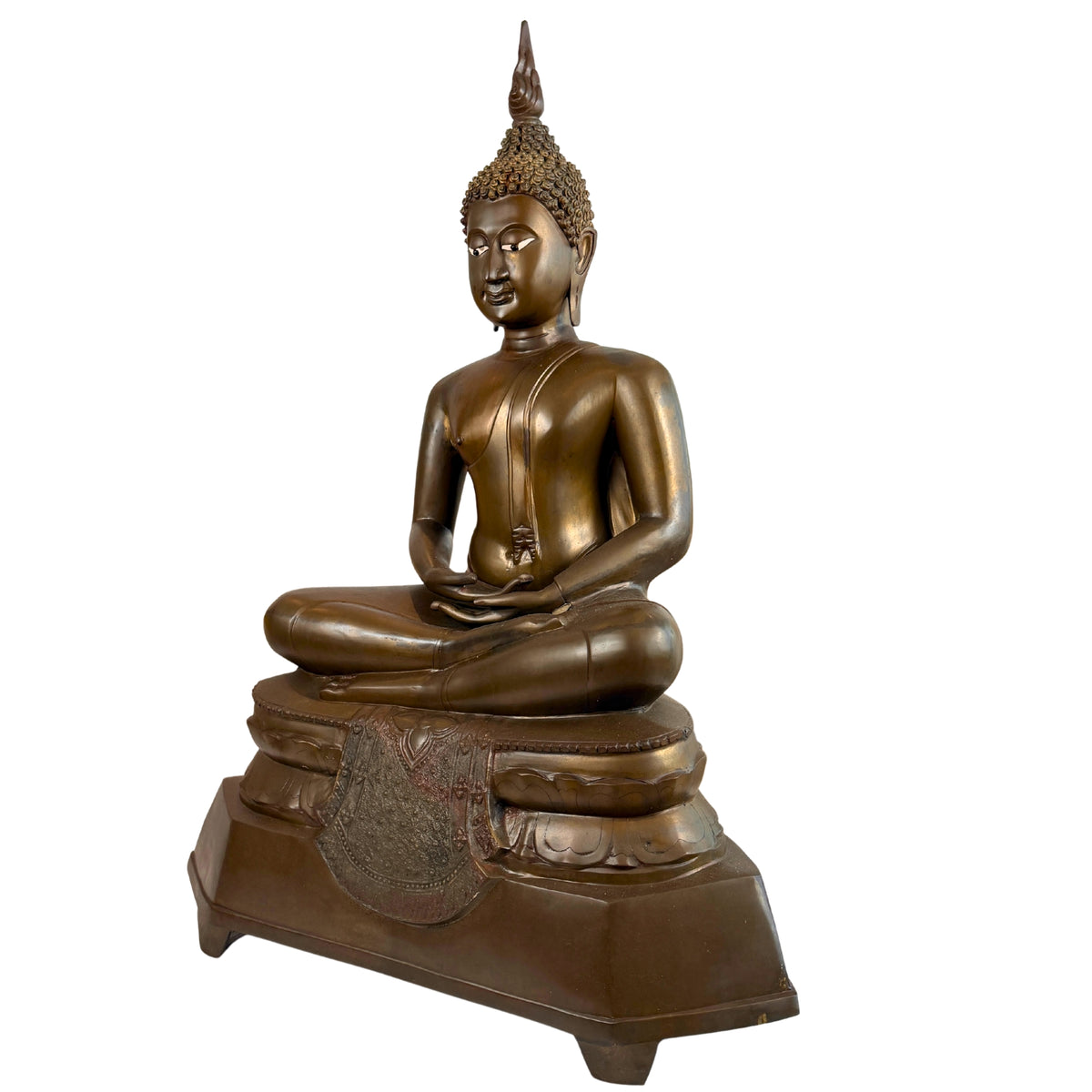 Grote bronzen Boeddha met versierd sokkelpaneel, driekwart vooraanzicht van de andere zijde
