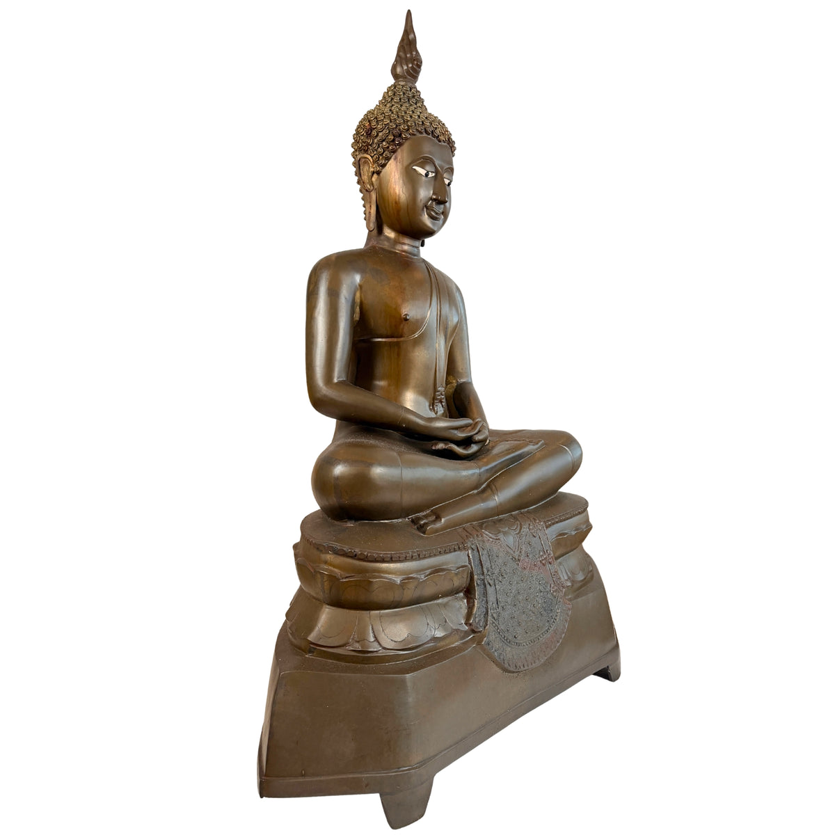 Bronzen Boeddha in meditatiehouding op lotuskussen, driekwart vooraanzicht