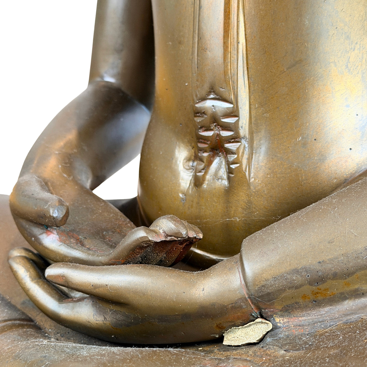 Handen in dhyana mudra en uiteinde van de gewaadslip, close-up