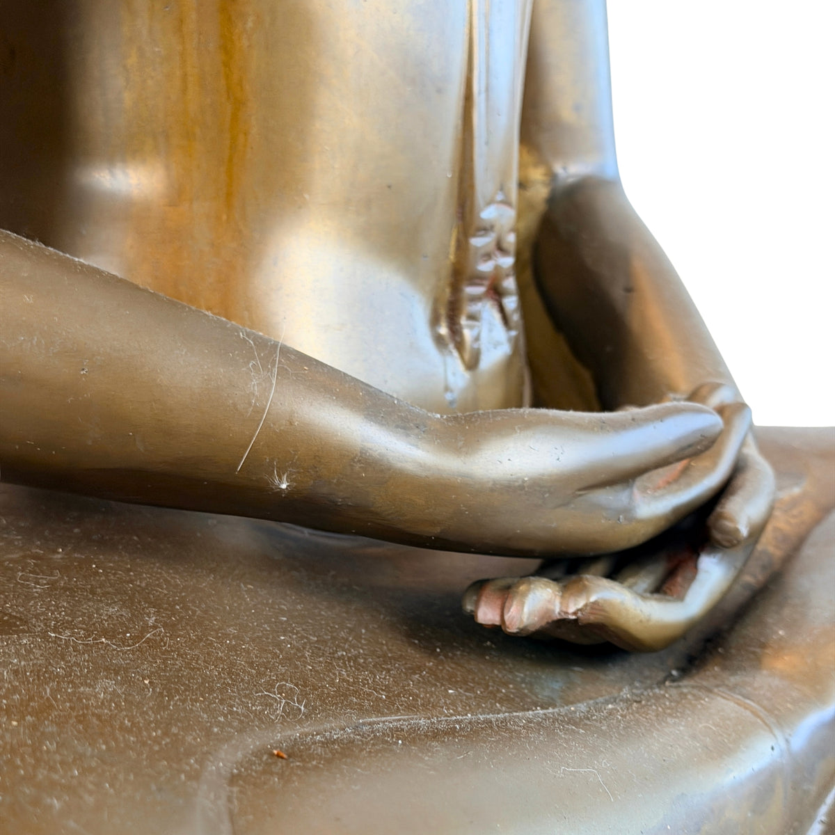 Handen in de schoot in dhyana mudra, zijaanzicht