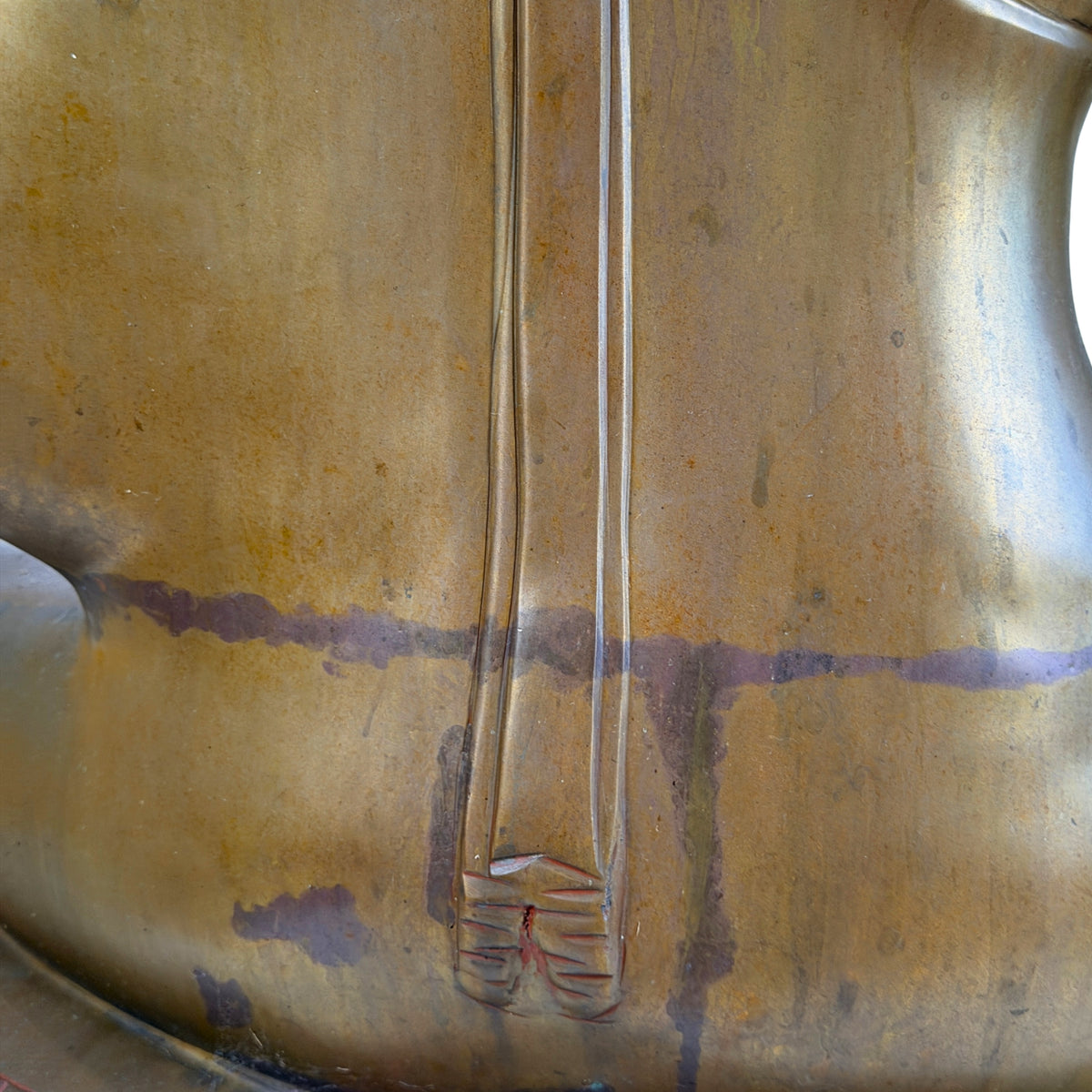 Rug met gewaadslip en levendige paarse en goudbruine patina