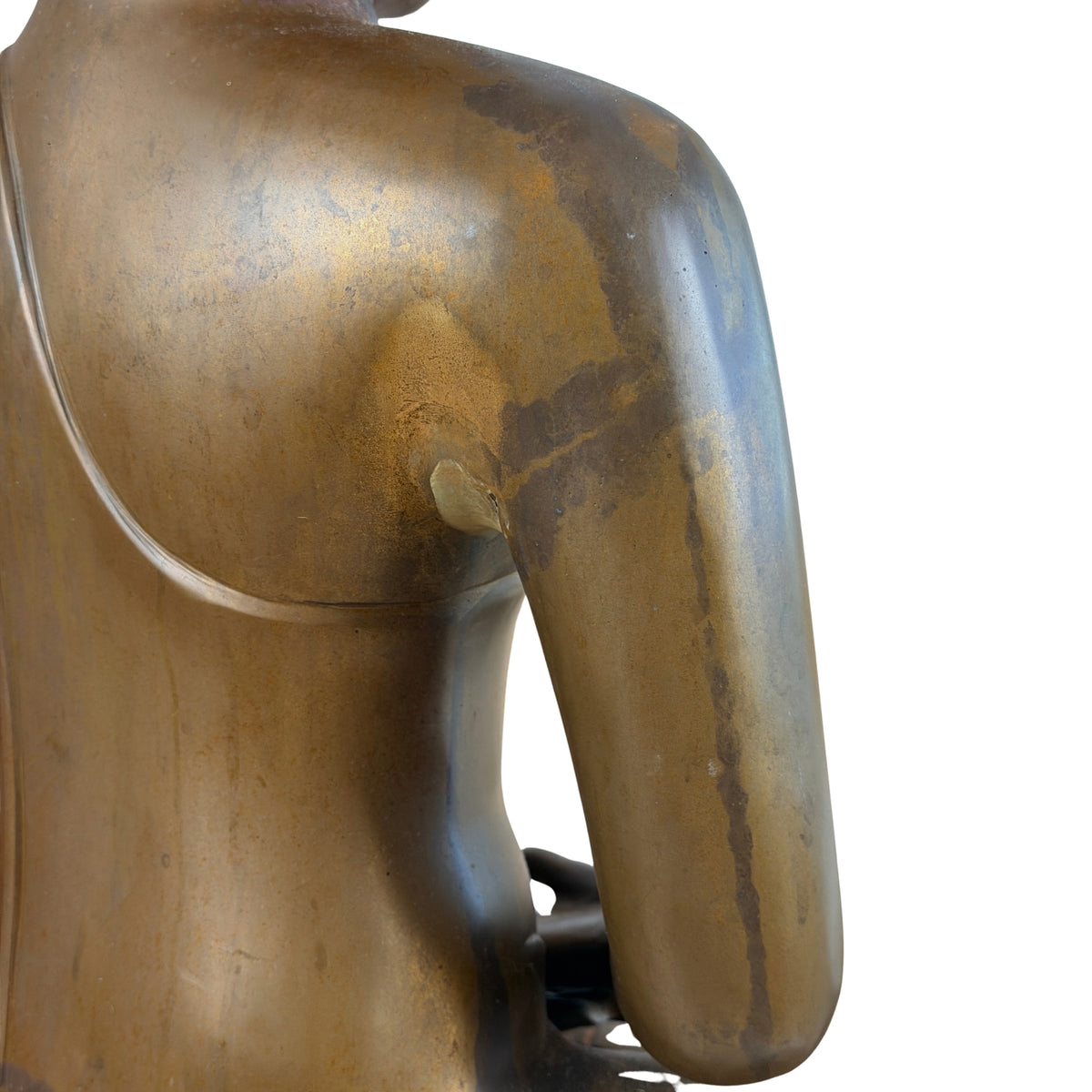Schouder en arm van achteren met gewaadrand en patina, detail