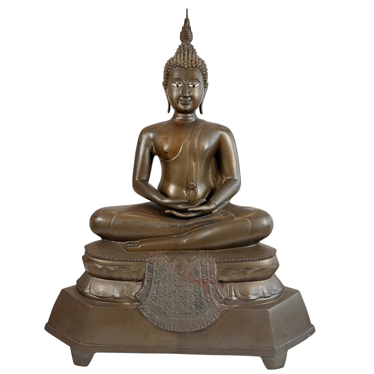 Grote Thaise bronzen Boeddha in dhyana mudra, Sukhothai-stijl, met ingelegde ogen op getrapte sokkel, vooraanzicht