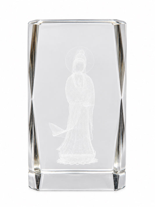 3D lasergegraveerde Guanyin in helder optisch kristalglas, vooraanzicht met halo en lotusvoet