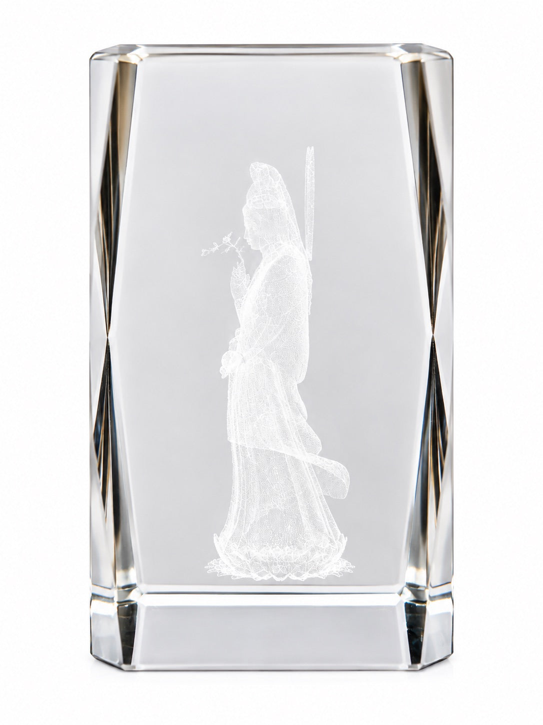 Zijaanzicht van 3D lasergegraveerde Guanyin in optisch kristalglas met bloem in de hand