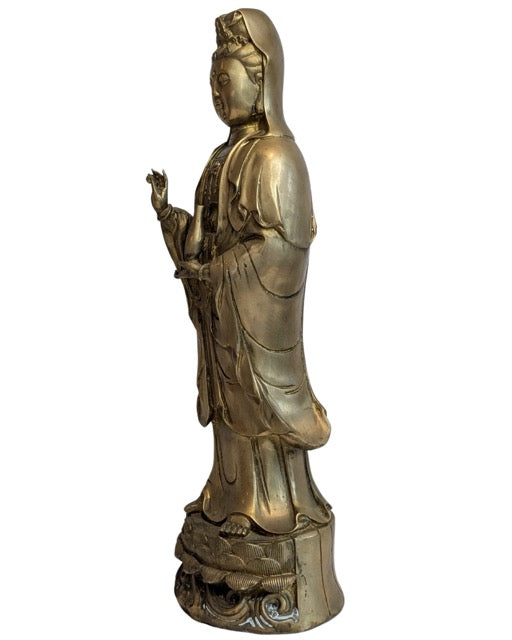 Staand Guanyin beeld in brons met slanke proporties