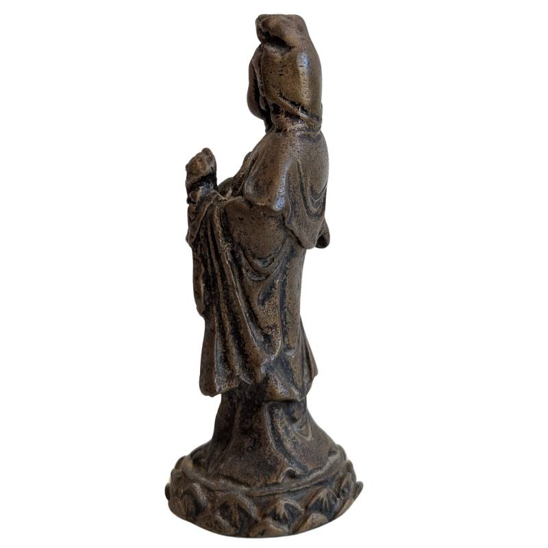 Doorleefd Guanyin reisbeeld in brons met zachte slijtage