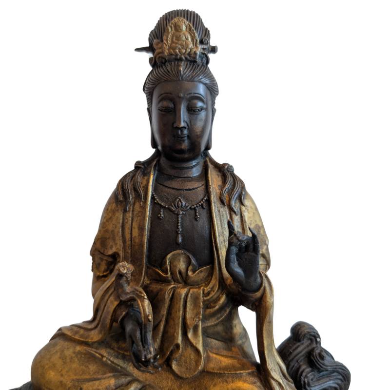Zittende Guanyin op leeuw als bronzen beeld