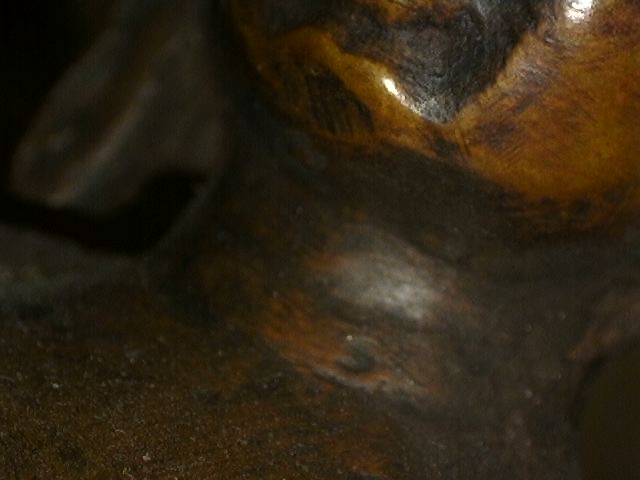 Microscoopdetail van handmatige afwerking op bronzen Boeddha met meditatie mudra