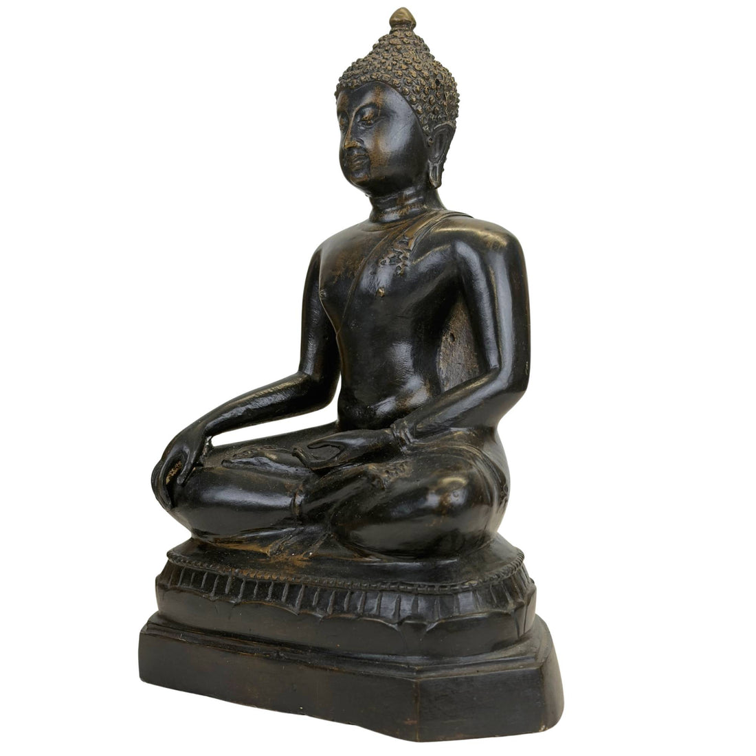 Detail der manuellen Nachbearbeitung an einem thailändischen Bronze-Buddha