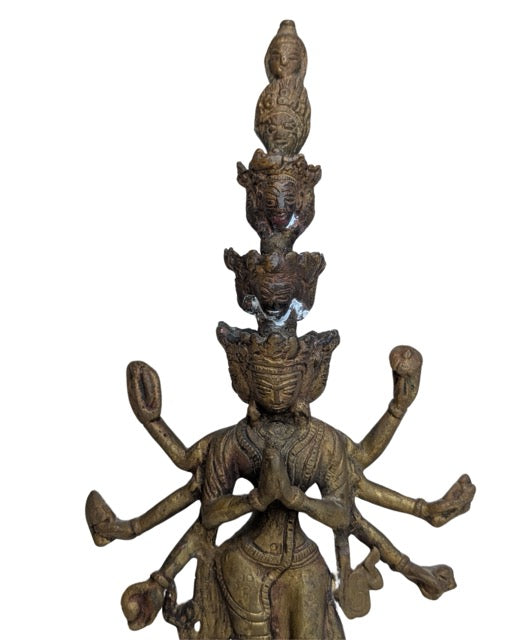 Detailopname handgeciseld antiek brons Bodhisattva kroon