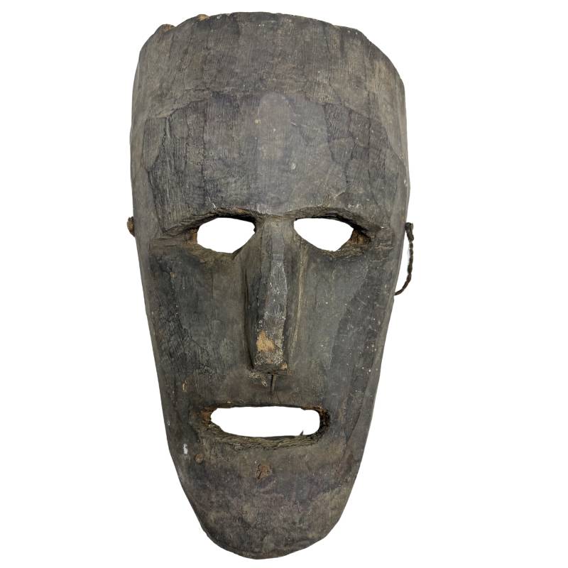 Handgesneden houten masker uit Nepal met langwerpig gezicht in donker hout
