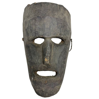 Handgesneden houten masker uit Nepal met langwerpig gezicht in donker hout
